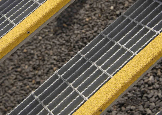 Lối đi Lưới thép mạ kẽm nóng tương đương màu vàng 30x5mm 30x100cm