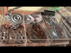 Các tấm thép và các vật cố định được sử dụng để gắn màng TPO EPDM thông qua cách điện lên mái nhà